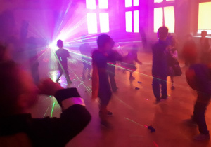 na zdjęciu dzieci tańczące na balu – w tle efekty świetlne.